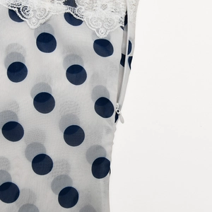 Detailansicht des Polka-Dot-Kleids mit feiner Spitze und unsichtbarem Reißverschluss