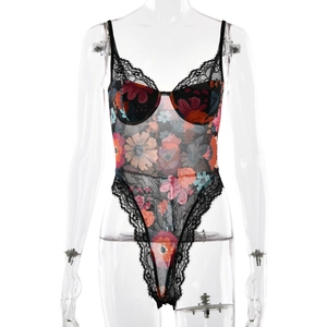 Body en mesh fleuri pour femmes avec bordure en dentelle et bonnets à armatures sur fond blanc