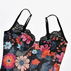 Détail du body en maille fleurie avec dentelle, bonnets à armatures et fines bretelles