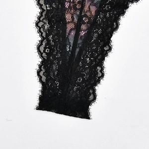 Détail de la dentelle noire à cils sur une doublure intérieure à imprimé floral coloré