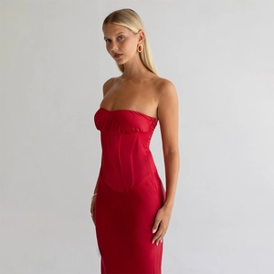 Détail de la robe longue corset rouge avec laçage au dos et tissu en satin brillant