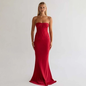 Vue détaillée d'une robe de soirée bustier rouge foncé avec corsage plissé et coupe sirène
