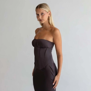 Détail d'une robe corset dos nu marron foncé avec un fini satiné soyeux et élégant