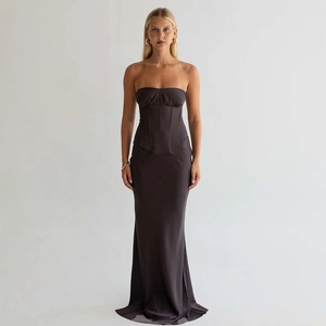 Détail de robe de soirée bustier marron foncé avec corsage baleiné et tissu satiné