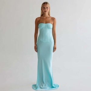 Détail de la robe longue bustier bleu clair avec corset à baleines et texture satinée chic
