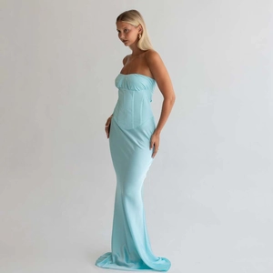 Détail de la robe longue bustier bleu clair avec corsage baleiné et fini satiné