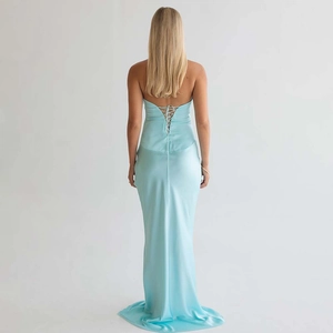 Vue détaillée du dos d'une robe de soirée en satin bleu clair avec laçage corset