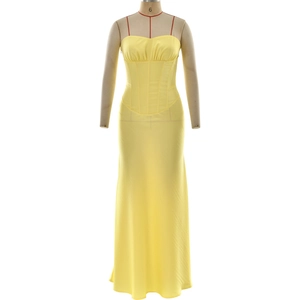 Robe longue corset jaune élégante avec fines bretelles et plis drapés sur fond blanc