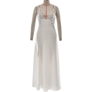 Elegantes weißes Satin-Maxikleid mit Spitze-V-Ausschnitt und hohem Schlitz auf Torso