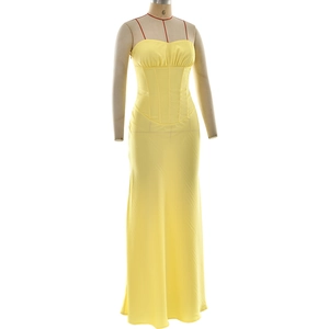 Détail de la robe longue jaune dos nu avec bustier corset et plissage sur le buste