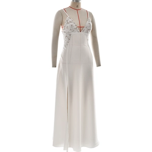 Detailansicht der weißen Spitzennähte an einem Satin-Slipkleid mit hohem Seitenschlitz