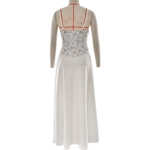 Detail von Spitzen-Patchwork und rückenfreiem Design an einem langen Satin-Fischschwanz-Abendkleid