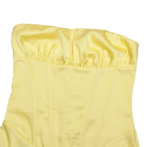 Détail du corsage plissé et des baleines de cette robe de soirée en satin jaune élégante