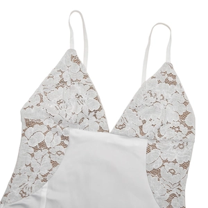 Detailansicht der feinen floralen Spitze und des weißen Satins an einem rückenfreien Kleid