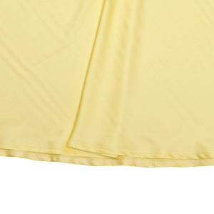 Détail de l'ourlet à double aiguille sur une robe de soirée longue jaune clair dos nu