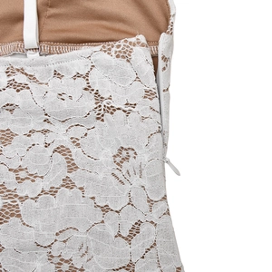 Detailaufnahme des unsichtbaren Reißverschlusses und der floralen Spitze am weißen Kleid