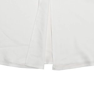 Detail des weißen Satinkleid-Saums mit präzisen Nähten und hohem Schlitz-Design