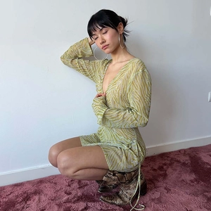 Détail d'une robe en mesh à col en V avec imprimé zébré et cordons réglables
