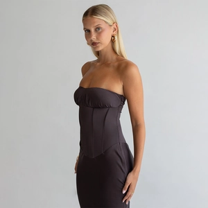 Robe maxi corset marron foncé élégante avec design sans bretelles et structure baleinée