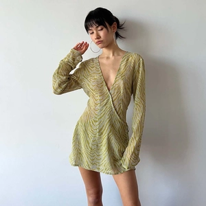 Détail de robe transparente à motif vagues avec col en V et cordon à la taille