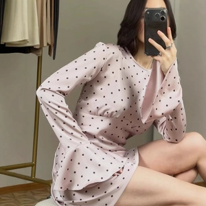 Détail d'une robe en satin à pois champagne avec des manches cloche évasées au miroir
