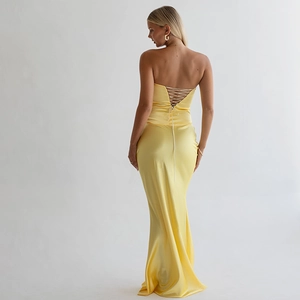 Robe longue bustier en satin jaune avec dos nu lacé et coupe ajustée élégante