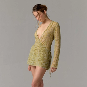 Détail d'une robe en maille imprimé zèbre vert olive avec col en V profond et cordon