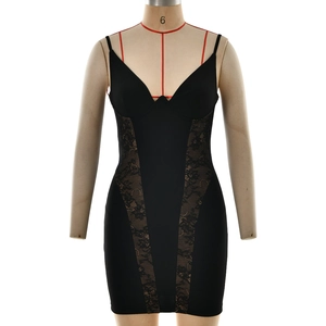 Robe courte noire moulante avec empiècements en dentelle et fines bretelles de soirée