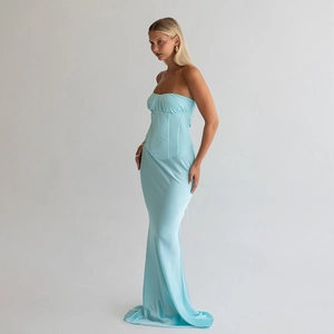 Robe longue corset bustier bleu clair élégante avec coupe ajustée et ourlet long au sol