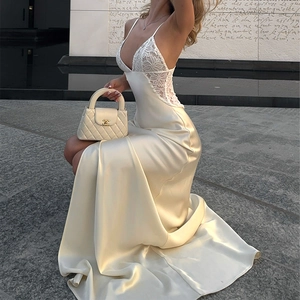 Elegantes weißes Satin- und Spitzen-Maxikleid mit offenem Rücken und hohem Fischschwanz-Saum