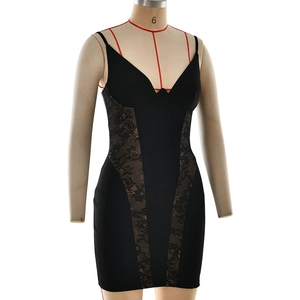 Détails de dentelle florale et de l'encolure en V sur cette mini robe moulante noire