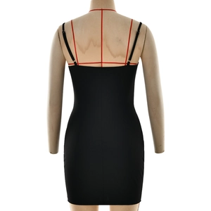 Vue arrière d'une robe courte noire ajustée avec de fines bretelles réglables sur mannequin