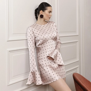 Vue détaillée d'une robe en satin rose à pois avec manches évasées à volants et coupe slim