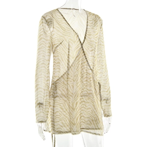 Détail du tissu en maille transparente à motif zèbre avec décolleté en V et taille coulissée