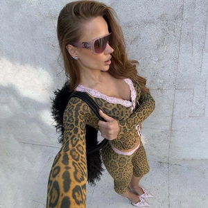 Dettaglio di un set con stampa leopardata, pizzo rosa e cardigan con bottoni aderente