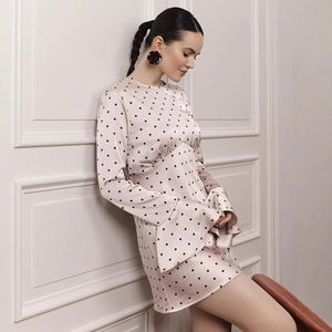Vue détaillée d'une robe en satin champagne à pois avec des manches cloche élégantes