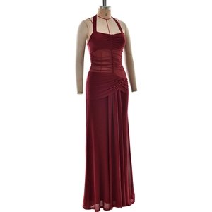 Détail de la robe licou bordeaux avec plissage à la taille et empiècements en tulle