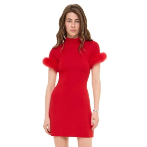 Détail d'une robe courte rouge à col montant avec bordure en plumes élégante aux manches