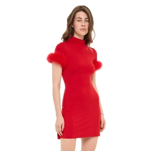 Détail des plumes duveteuses aux manches de la robe rouge courte ajustée à col montant