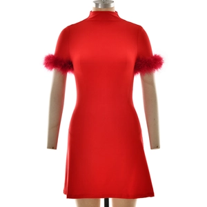 Mini-robe moulante rouge à col montant avec détails de plumes élégants sur les manches