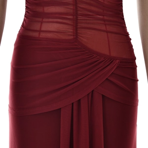 Gros plan détaillé de la taille plissée en tulle et du tissu rouge foncé de cette robe chic