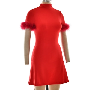 Détail de la robe courte rouge à col montant avec bordure en plumes sur les manches