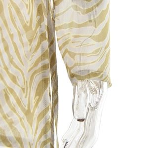 Détail des poignets imprimé zèbre et coutures fines sur la robe de plage transparente