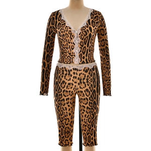Set due pezzi leopardato con top con scollo a V in pizzo e leggings slim per donna