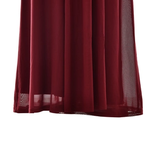 Détail des couches de tulle rouge vin et de la doublure sur l'ourlet de la jupe