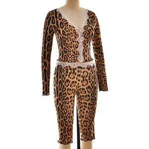 Vista dettagliata del set leopardato con finiture in pizzo bianco e scollo a V profondo