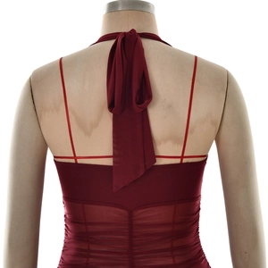Détail de la robe dos nu bordeaux avec bretelles croisées et maille froncée élégante