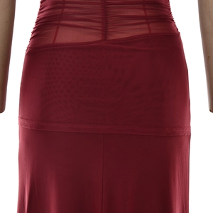 Détail de la robe en maille bordeaux avec texture froncée et tissu lisse