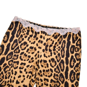 Dettaglio dei leggings con stampa leopardata e pizzo bianco delicato sulla vita elastica