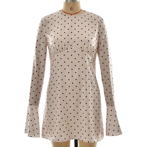 Mini robe rose clair à pois avec manches cloche élégantes et taille haute cintrée